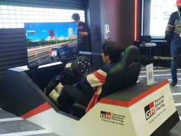 El nyobain GR Simulator di booth Toyota | Foto: Efa Butar butar