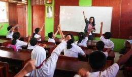 Ilustrasi: seorang guru yang mengajar siswa SD dengan antusias. | Dok. Andi sakinah azaliah Via ruangguru.com