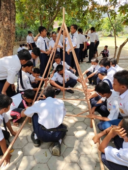 Ilustrasi murid sedang menyiapkan tandu Ampyang Maulid saat mengikuti proyek penguatan profil pelajar Pancasila (Dokumentasi pribadi)