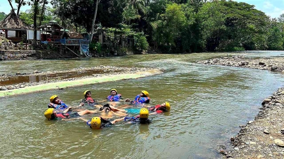 Bermain air (foto: dokumentasi pribadi)