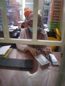Petugas apotek menyerahkan obat kepada penulis (foto: dokpri)