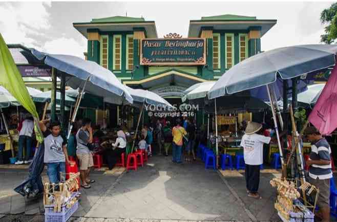 Pintu masuk Pasar Beringharjo. by Yogyes.com/Jaya Tri Hartono