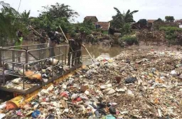 Sampah plastik di Indonesia. | Sumber: David Shukman/BBC 