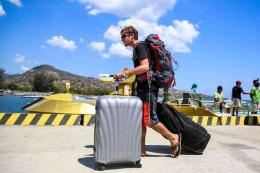 Kebijakan visa on arrival di Bali jadi kontroversial terkait tingkah laku buruk wisman. Evaluasi menyeluruh harus dilakukan | (KOMPAS.com/GARRY AL)