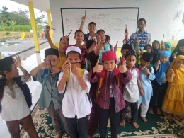 Sumber : Dokpri ( mengajar anak-anak madrasah )