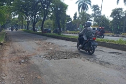 Kondisi jalan berlubang di Jalan Tegar Beriman, Cibinong, Kabupaten Bogor (foto by widikurniawan)