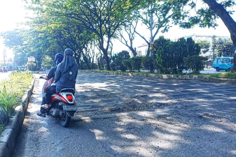 Jalan berlubang di Jalan Baru Pemda, Kabupaten Bogor (foto by widikurniawan)