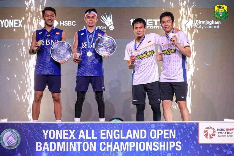 Ahsan memegang pundak Hendra karena menahan sakit di lutut (Foto Facebook.com/Badminton Indonesia) 