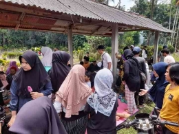 Tradisi ziarah kubur dan mengaji pusara jelang puasa di Lubuk Alung, Kabupaten Padang Pariaman. (foto dok pribadi)