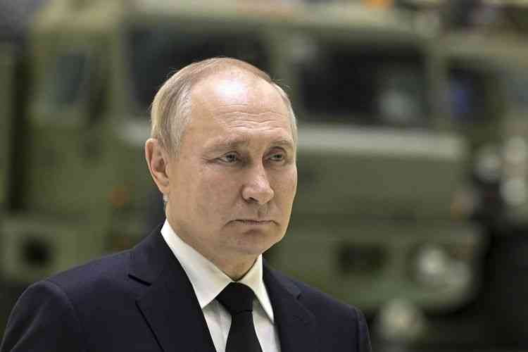ICC mengeluarkan surat penangkapan terhadap Putin dengan tuduhan penjahat perang. (sumber: kompas.com)