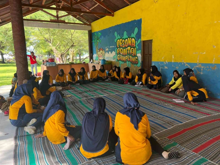 Selain itu, kegiatan diisi dengan pembagian doorpirze bagi anggota Dwp Lapas Narkotika Kelas IIA Pamekasan, Sabtu (18/03/2023).