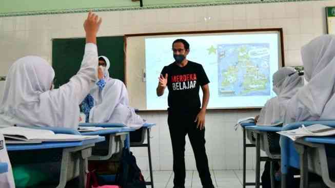 Ilustrasi gambar: Menteri Pendidikan dan Kebudayaan RI, Nadiem Makarim yang sedang Mengajar. | Dok. Agung Sandy Lesmana via amp.suara.com