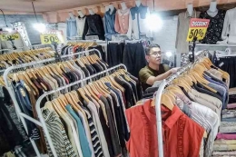 Toko thrifting wanita ramai diburu konsumen di Kota Cimahi, Jawa Barat.(Kontributor Bandung Barat dan Cimahi, Bagus Puji Panuntun)