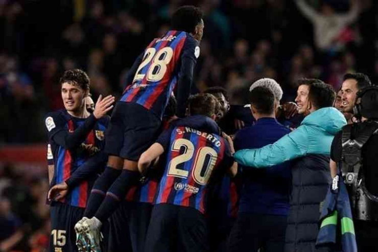 Para pemain Barcelona merayakan gol kemenangan di menit-menit akhir. Foto: AFP/Josep Lago via Kompas.com