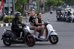 Sejumlah turis asing mengendarai sepeda motor tanpa mengenakan helm di Jalan Sunset Road, Kuta, Badung, Bali, Selasa (28/2/2023).| Antara Foto