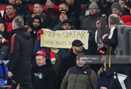 Suporter Manchester United yang menolak Qatar sebagai pemilik baru. (Sumber: Michael Regan/Getty Images) 