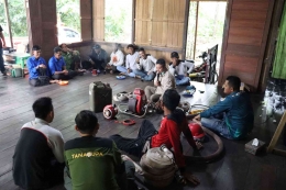 Narasumber dari Manggala Agni  Daops Kalimantan X/Ketapang saat menyampaikan materi pelatihan. (Foto dok. Gilang Ishan Pratama/FFI).