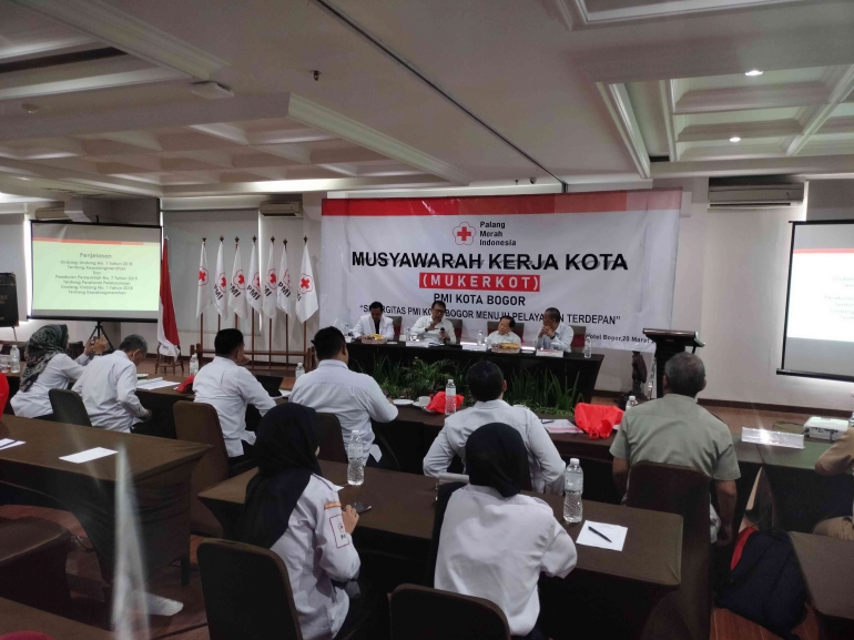 Peserta & Tamu Undangan sedang diberikan materi sosialisasi undang undang kepalangmerahan. Dokpri