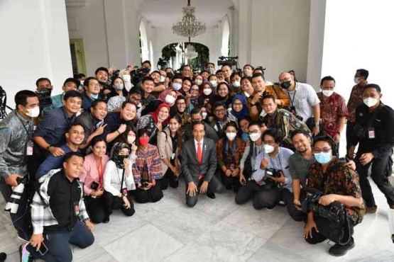 Jokowi bersama wartawan. Sumber foto Kompas.com