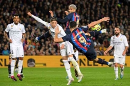 Salah satu momen El Clasico Barcelona versus Real Madrid pada Senin (20/3/2023) dini hari WIB| AFP/LLUIS GENE via Kompas.com