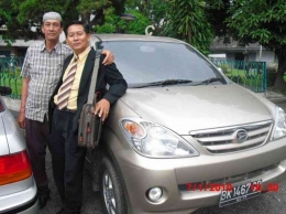 Pak Idham Makmur dan Hanafi (pakai jas) dengan mobil baru dok pribadi