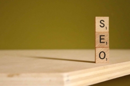 Ilustrasi tulisan SEO dalam sebuah kayu berbentuk persegi yang disusun | Unsplash: Nisonco PR and SEO