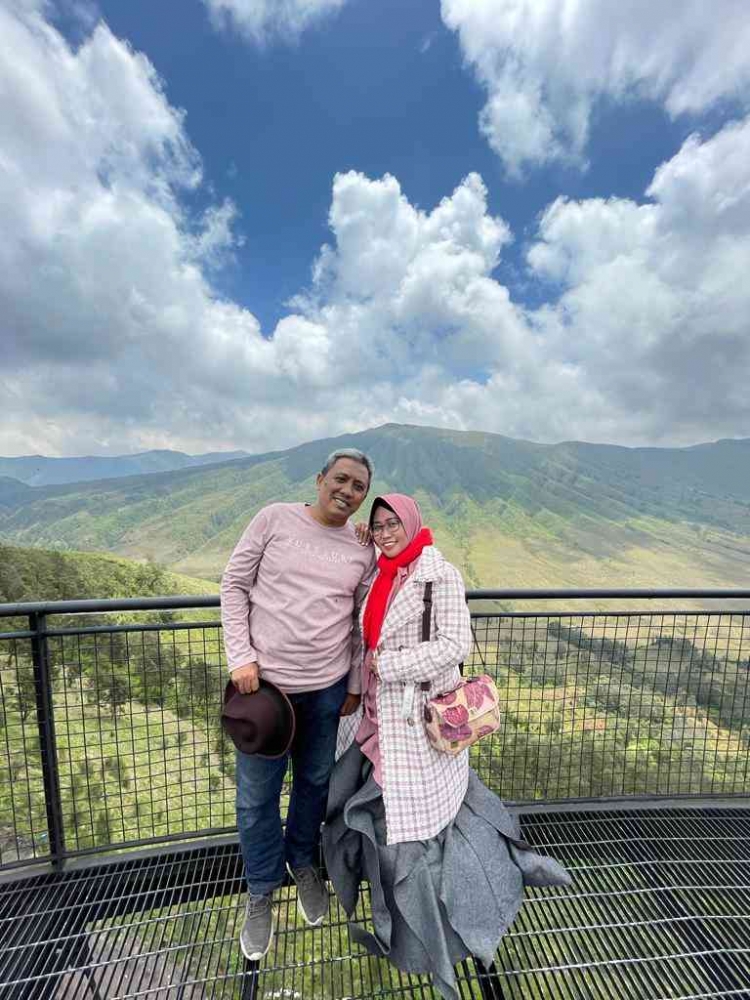 Latar awan biru menambah kecantikan pemandangan di cafe Bromo Hillside (sumber gambar: Hamim Thohari Majdi)