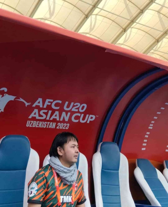 Duduk di bench pemain stadion Bunyodkor untuk laga final antara Uzbekistan dan Irak. ( Dokumen pribadi penulis )