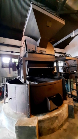 Mesin penyangrai kopi besar (foto: dokumentasi pribadi)