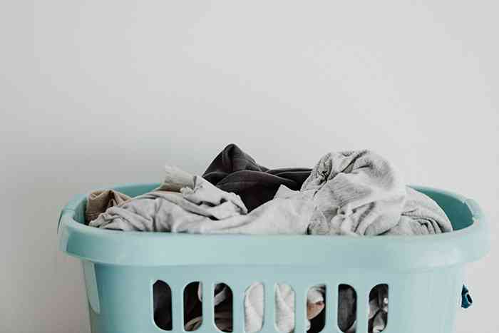 Pakaian thrifting sangat wajib untuk dicuci. (Foto: Unsplash.com/Annie Spratt)