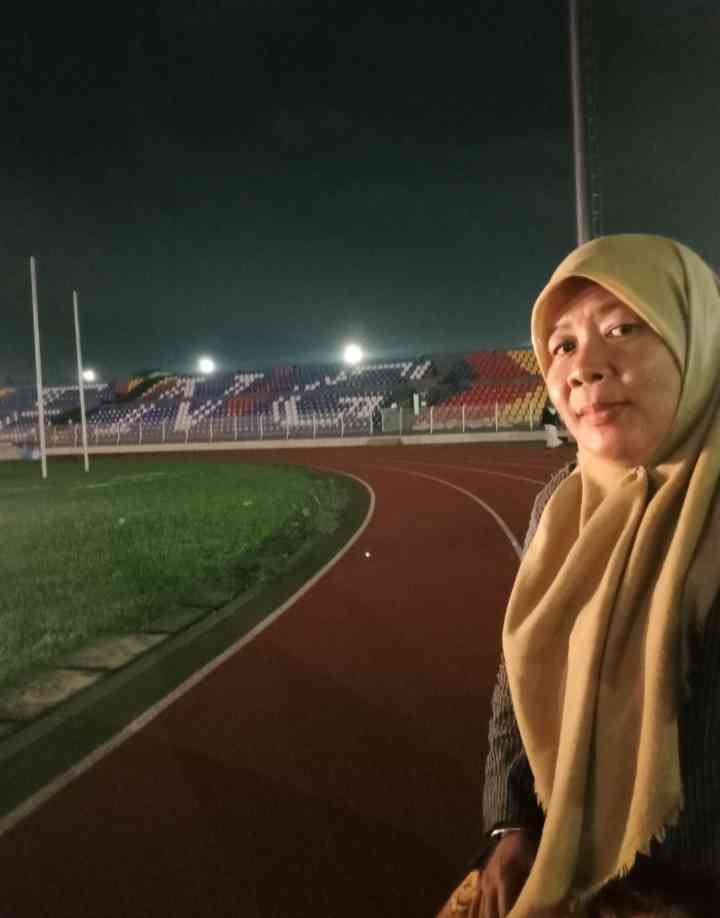 Nongkrong di dalam stadion sambil menunggui yang berolahraga (dokpri)