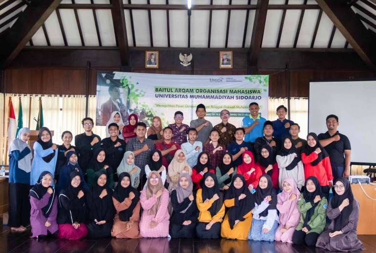 Seluruh Peserta Baitul Arqam dan Dosen Pemateri Melakukan Foto Bersama di Akhir Acara (Ario Khairul Habib)