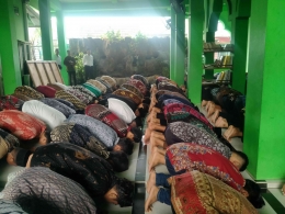 Suasana salat duha di Masjid Al Hikmah Mts Negeri 4 Kota Surabaya (foto: dokpri)