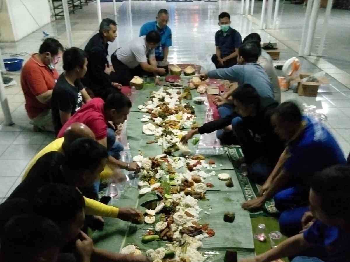 Makan berjama'ah di Majid Dzarrotul 'Ulum Bandung | Foto: Asmunip (Dok. pribadi)