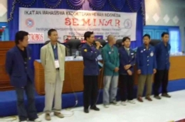 Ketua Umum PB IMAKAHI beserta Pengurus Cabang IMAKAHI melakukan orasi pasca Munas IMAKAHI ke X Tahun 2006 di Surabaya (Dok. Pri)