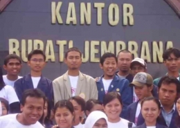 IMAKAHI Bekerjasama dengan FKH Udayana dan Pemda Kabupaten Jembrana, melakukan Kerja Sosial di Kab Jembrana Tahun 2006 (Dok. Pri)