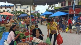Suasana pasar Kota Balige pada Jumat (6/11/2020). Pedagang dan pembeli mengenakan celana panjang (Foto: medan.tribunnews.com)