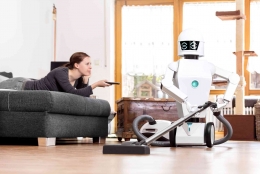 Robot pembersih rumah sedang menggunakan vacuum cleaner (Dok. Ant Holding)