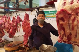 Penjual daging sapi di pasar Jakarta (Kompas.com/MITA AMALIlĺA HAPSARI)