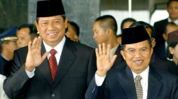 Momen SBY dan Jusuf Kalla menyapa masyarakat ketika diumumkan memenangi Pilpres 2004 putaran pertama. | Foto: ANTARA via inews.id