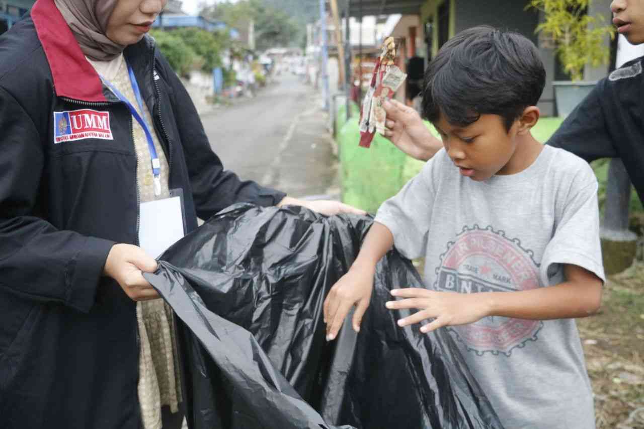 Mahasiswa PMM UMM Kelompok 49 Gelombang 1 Memberi Edukasi Pemilahan ...