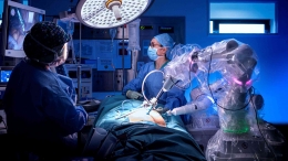 Robot medis membantu proses operasi (Dok. Financial Times)