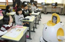 Robot guru di salah satu sekolah di Korea Selatan (Dok. Phys.org)