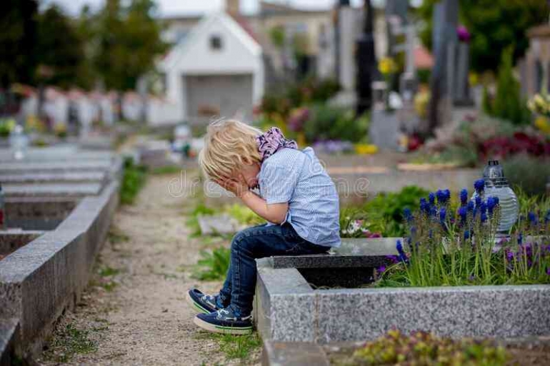 Bocah kecil menangis di pemakaman, sedih dan kesepian. (Foto: Dreamstime)