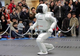Asimo, Robot Humanoid karya Honda dari Jepang (Dok. Disway)