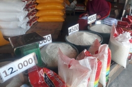 Harga beras di Pasar Andi Tadda Kota Palopo, Sulawesi Selatan selama sepekan terakhir mengalami kenaikan harga hingga Rp 3.000 perkilogram, Rabu (8/3/2023). Foto: MUH. AMRAN AMIR via Kompas.com
