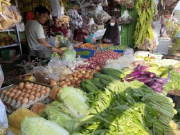 Berbagai kebutuhan bahan pokok dan sayuran di Pasar Kemuning (Dokumen pribadi : Riduannor/Istimewa)