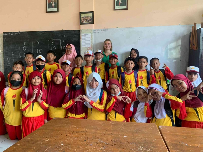 Berbagi kebahagian antara murid SDN Ngijo 2 dengan Roisin dari Irlandia/Dok Pribadi