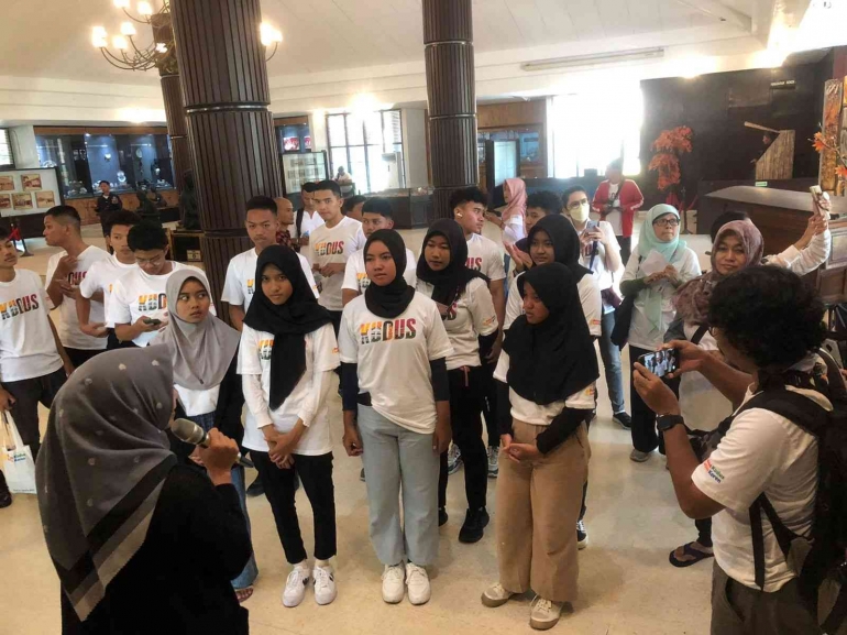 Menyimak penjelasan pemandu di Museum Kretek (Dok. Pribadi)