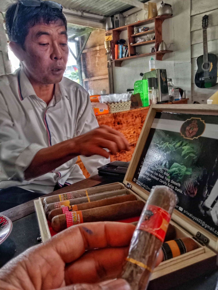 Sri Waluyo, guru matematika yang berhasil membuat cerutu Gayo yang sangat disukai konsumen lokal dan luar negeri karena rendah Tar dan nikotin . Foto